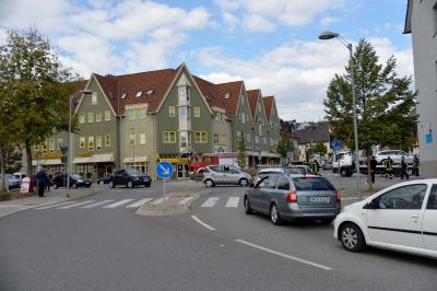 Kontrolle ueber Fahrzeug verloren - 7 beschaedigte Fahrzeuge mit 3 Verletzten verursacht in Esslingen-Zell
